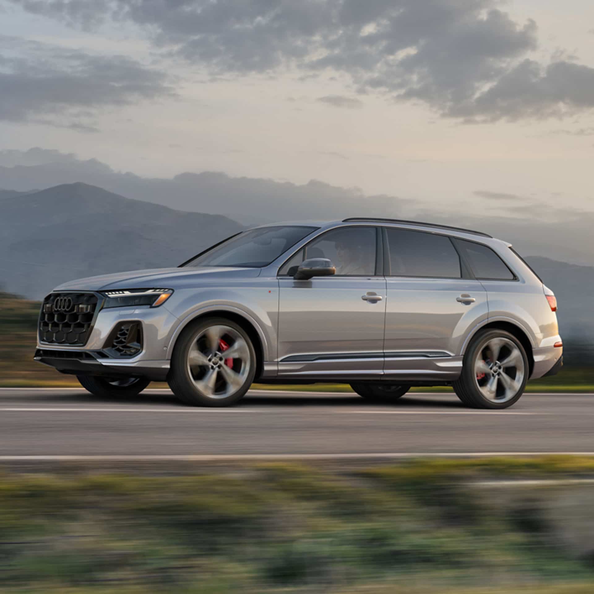 Right profile view of an Audi Q7 accelerating.